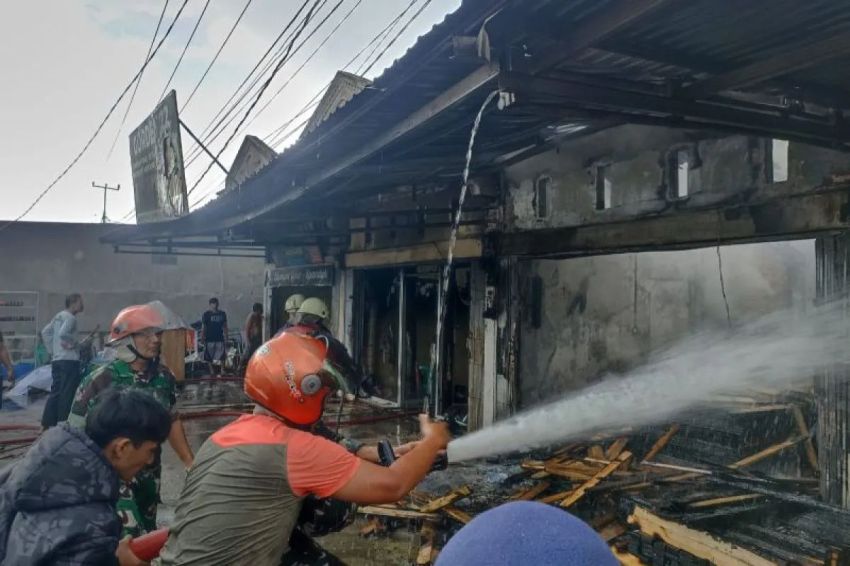 Tiga Ruko di Pekanbaru Hangus Terbakar