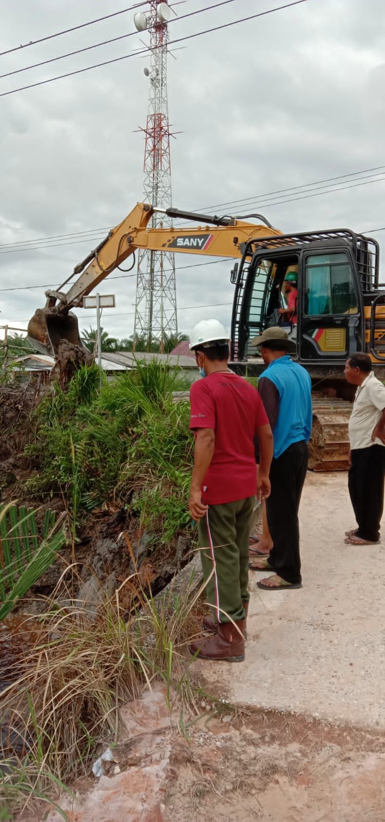 Membantu Masyarakat Sekitar PT Envitec Turunkan Alat Berat Bersihkan Drainase