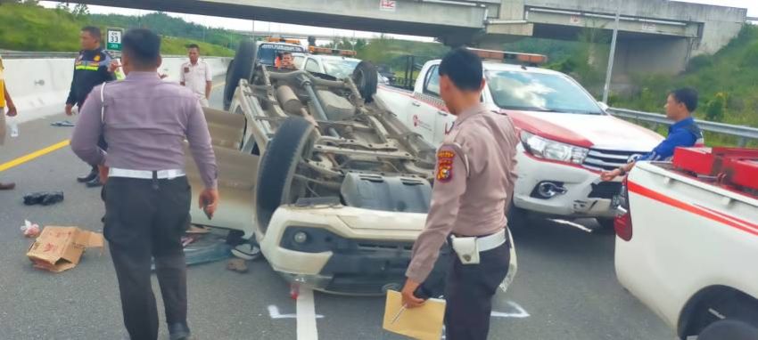 Alami Pecah Ban Mobil Terios Terlentang di Tol Pekanbaru-DumaiAlami Pecah Ban Mobil Terios Terlentang di Tol Pekanbaru-Dumai