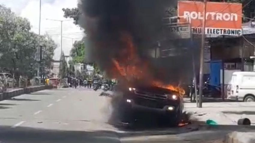 Iring Iringan Pengantar Jenazah Gubernur Papua  Rusuh Mobil Dibakar