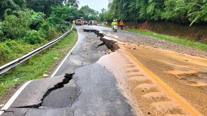 Kondisi Jalur Sumbar-Riau Amblas Akibat Longsor