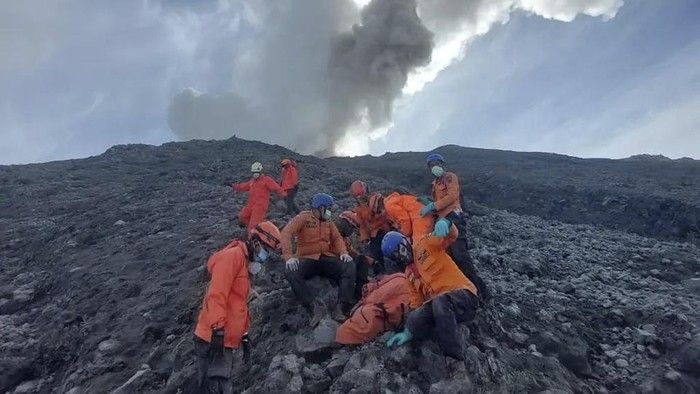 Pelajaran pahit Erupsi Gunung Marapi Sumbar:  Status Waspada sejak 2011 Hingga Letusan 'tiba-tiba'