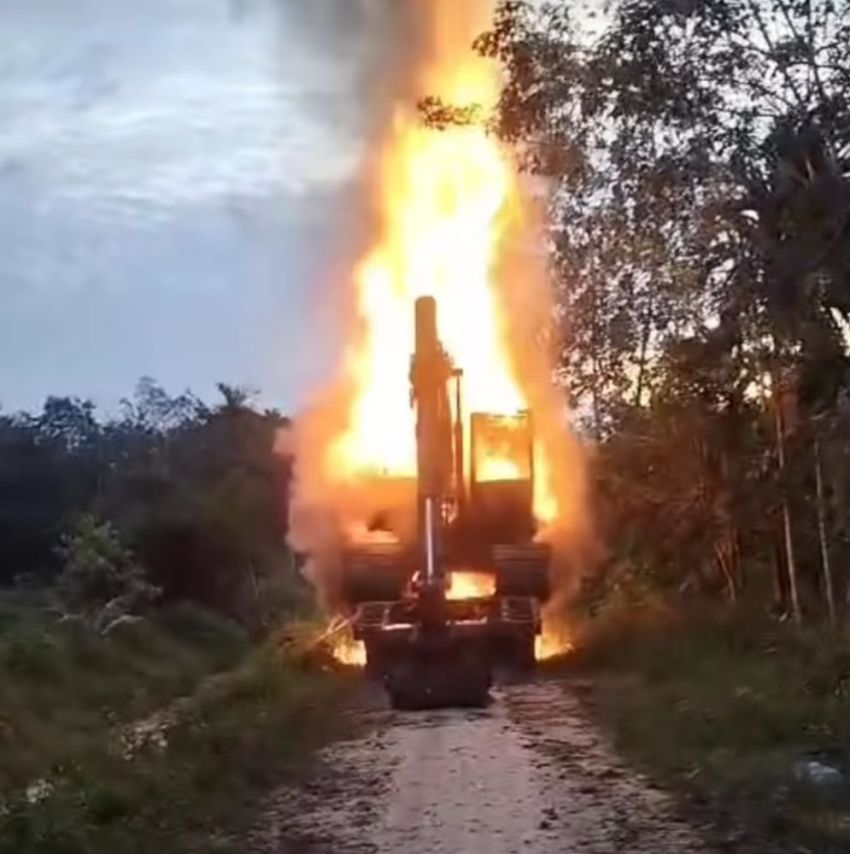 Akan Membuka Jalan Ekskavator Proyek Pemda Terbakar di Kampar