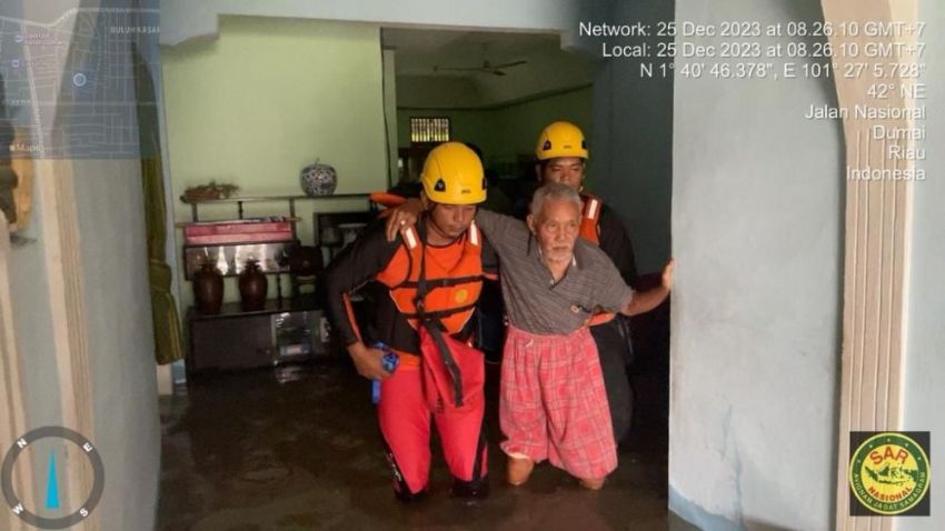 Terjebak Banjir di Dumai, Dua Lansia Dievakuasi Basarnas