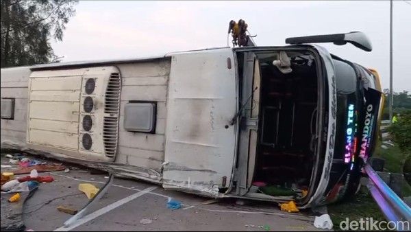 Kecelakaan Bus Handoyo di Tol Cipali yang akibatkan 12 Orang Tewas