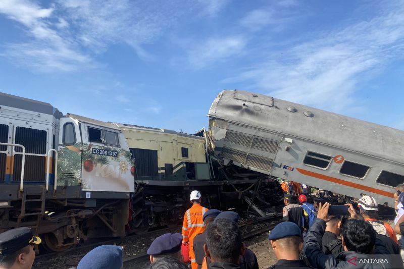 Tabrakan Kereta Api Bandung 4 Kru Meninggal 22 Luka