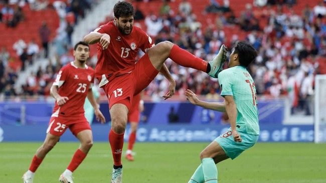 Pertandingan Piala Asia, Bek Lebanon Keluarkan Tendangan Kungfu ke Wajah Pemain China