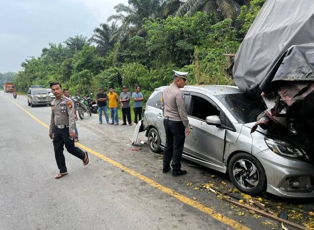 Seruduk Truk di Jalan Lintas Teluk Kuantan Mobil Rusak Parah