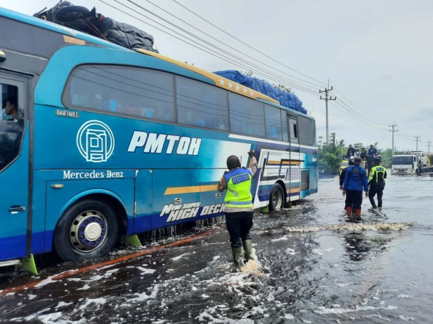 Cek Kondisi Jalintim Terendam Banjir, Kapolda Minta Arus Lalin Dialihkan ke Jalinteng