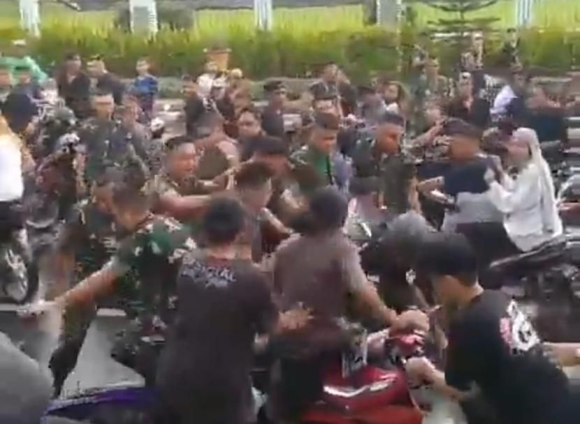 Kronologi Ricuh Rombongan Pengantar Jenazah Menggeber Knalpot hingga dipukuli TNI AD