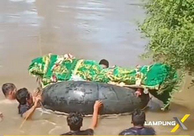 Viral! Warga Seberangkan Jenazah Menggunakan Pelampung Karet untuk di Makamkan, Ini Sebabnya