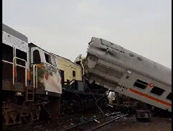 Kereta Bandung Raya dengan KA Turangga Tabrakan