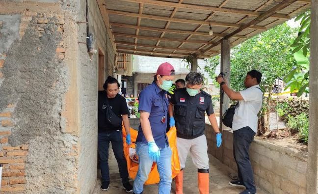Tukang Jagal Sapi Gorok Istrinya Sendiri