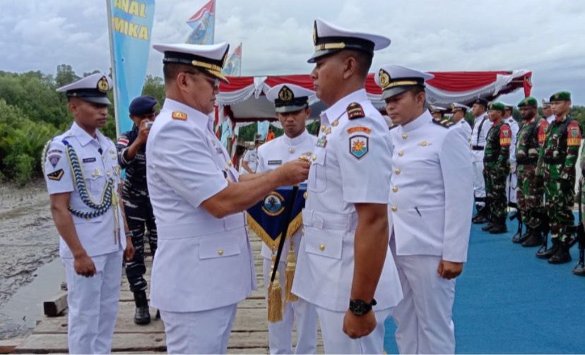 Panglima Koarmada III Serahkan Alutsista Combat Boat