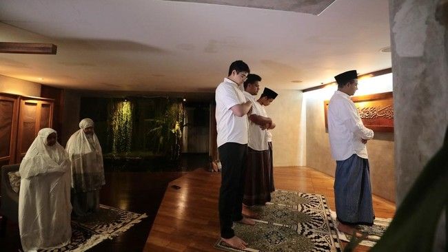 Jelang Pencoblosan, Anies Salat Subuh Berjamaah Bersama Keluarga