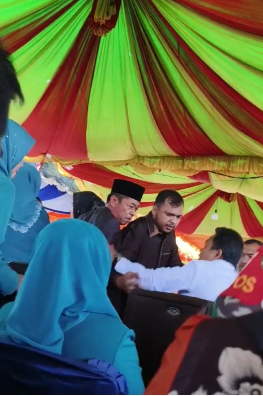 Viral Beredar Video Bupati dan Wabup Rohil Nyaris Baku Hantam Saat Pelantikan Pjs Datuk Penghulu