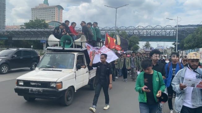 Massa Mahasiswa Kumpul di Tugu Reformasi Aksi Pemakzulan Jokowi