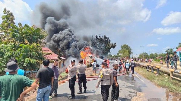 Mobil Tangki BBM Terguling dan Meledak di Dumai, Kebutuhan Minyak Aman