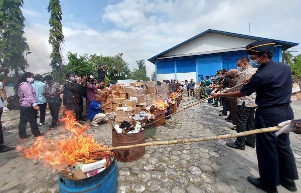 Sudah Kadaluarsa, BC Dumai Musnahkan Arsip Dokumen Kepabeanan Sesuai PMK 2019