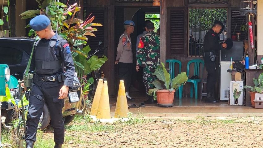 Ngeri 'Dukun Santet' Simpan Senpi hingga Granat Temukan Foto Ditusuk-tusuk
