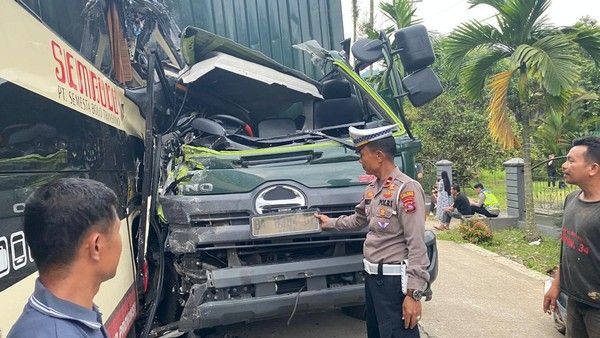 Gagal Nyalip, Bus Sembodo Tabrak Truk di Sumatera Barat