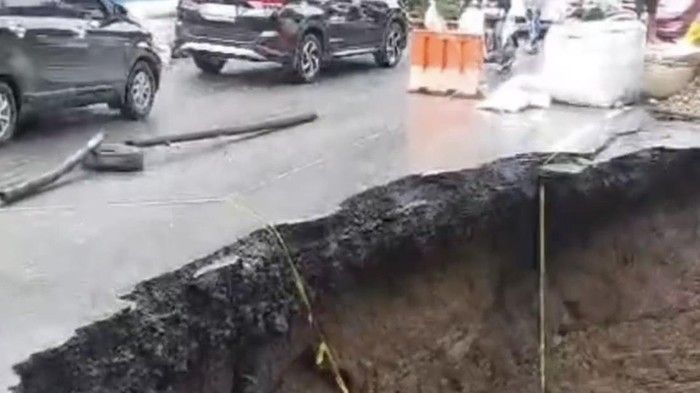 Badan Jalan Padang-Bukittinggi di Kelok Hantu Amblas