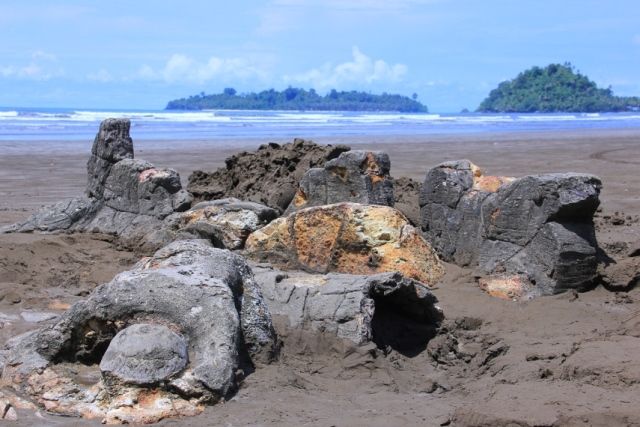 8 Pelajar Hanyut saat Berenang di Pantai Air Manis Padang, 1 Tewas dan 1 Hilang
