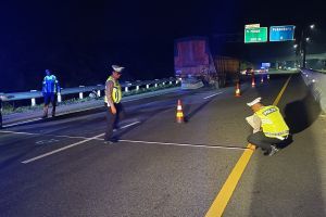 Tabrak Belakang Truk, Penumpang Toyota Hilux Ibu dan 2 Anak Tewas di Tol Permai