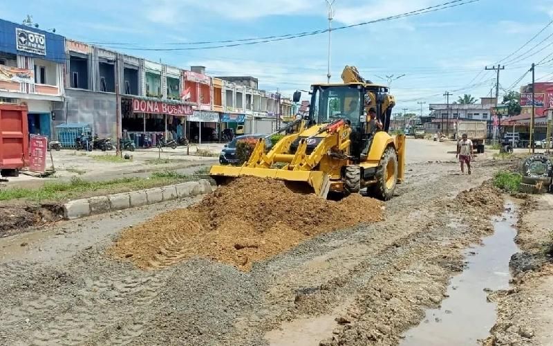 Jalan Berlubang di Rohil dan Dumai Diperbaiki untuk Memperlancar Arus Mudik Lebaran