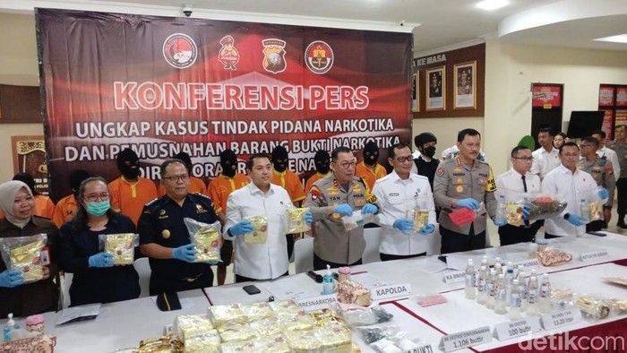 Digagalkan Penyelundupan 30 Kg Sabu dan 13,2 Liter Sabu Cair di Batam