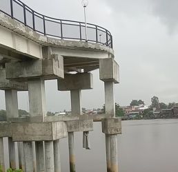 Jembatan Kaca Siak Ditabrak Kapal, Tiang Penyangga Patah