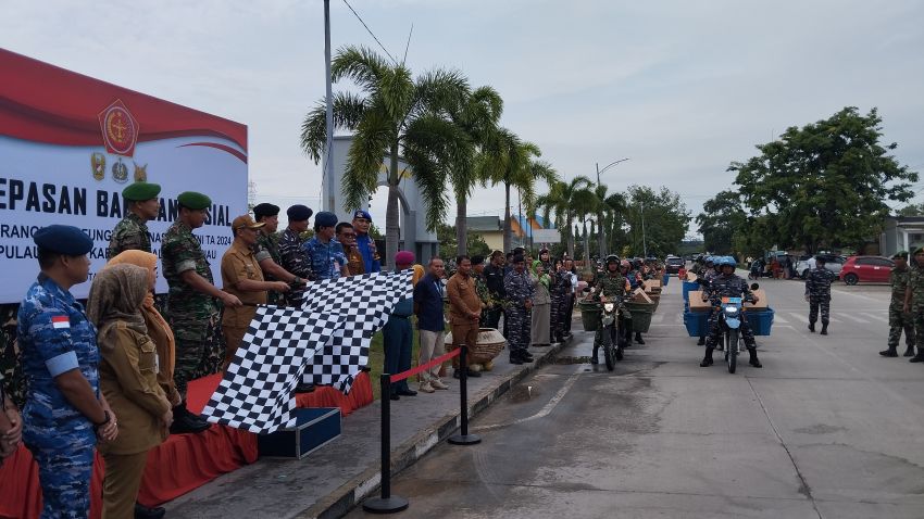 Binfungtaswilnas TNI Salurkan Paket Sembako untuk Masyarakat Pulau Terluar Rupat