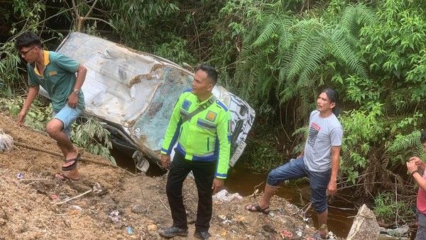 Ambulans Bawa Jenazah Bayi Masuk Jurang Empat Orang Alami Luka-luka