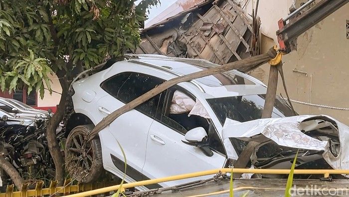 Tabrakan di Depan Kantor Polisi Medan, Mobil Porsche Nyangkut di Pagar