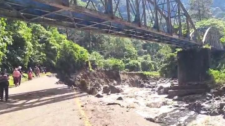 Jalur Padang-Bukittinggi Putus Total, Amblas di Lembah Anai