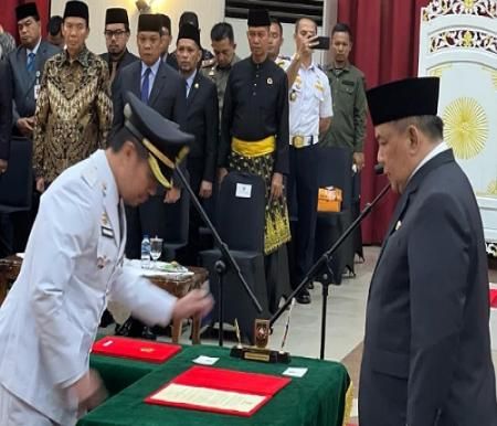 Risnandar Mahiwa Resmi Dilantik Pj Gubri Menjadi Pj Walikota Pekanbaru