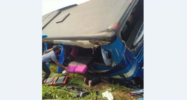 Bus Rombongan Perangkat Desa Kecelakaan di Tol, 20 Orang Dilarikan ke RS