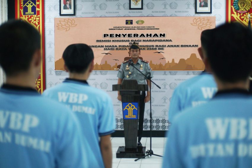 9 Narapidana Beragama Budha Rutan Dumai Terima Remisi Hari Raya Waisak