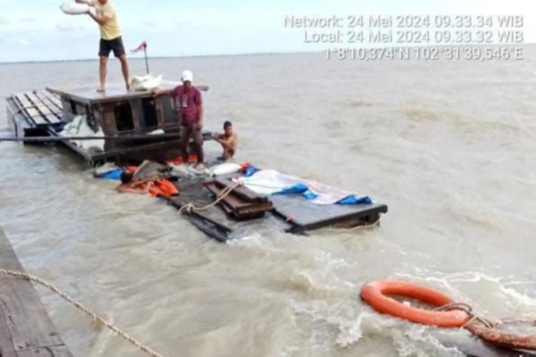 Kapal Pengangkut 14 Ton Beras untuk Masyarakat 5 Desa Meranti Karam