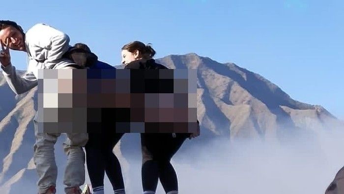 3 Bule Belanda Pamer Pantat di Lautan Pasir Bromo, Ini Sanksinya