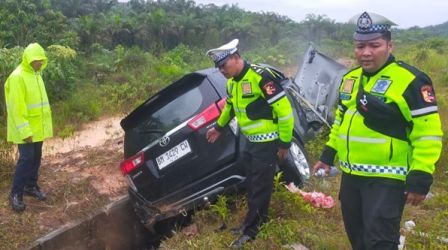 Diduga Menggantuk, Sopir Toyota Innova Tabrak Pembatas Tol Pekanbaru-Dumai Hingga ke Drainase