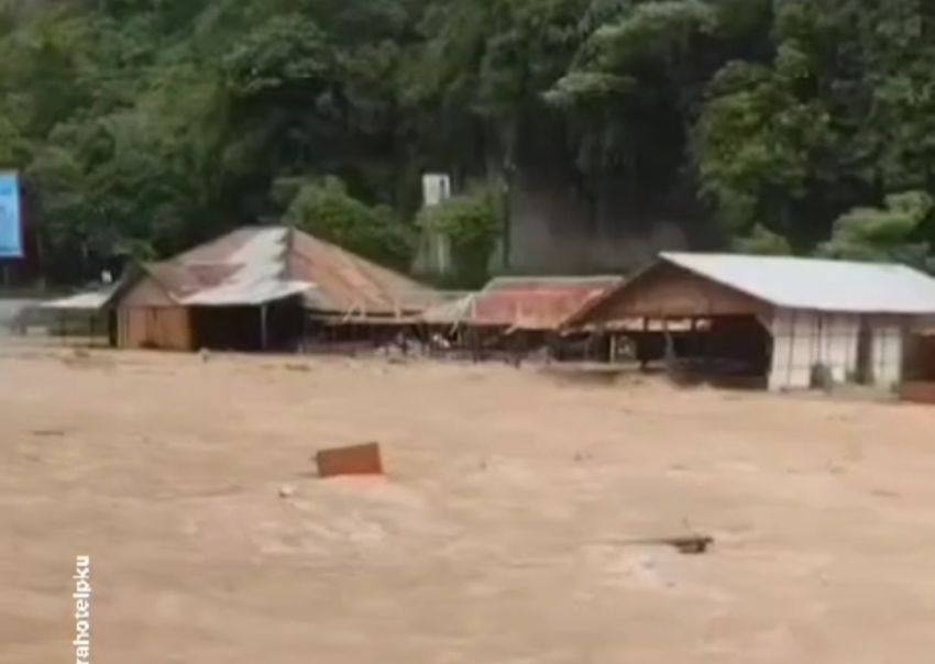 Sungai Ngarai Sianok Mendadak Meluap, Puluhan Rumah Rusak dan Ratusan Warga Mengungsi