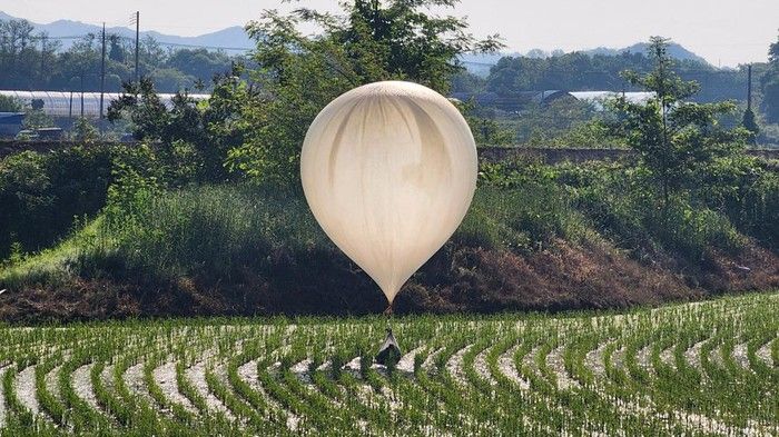 Lagi Korut Kirim Balon Raksasa Berisi Sampah ke Korea Selatan