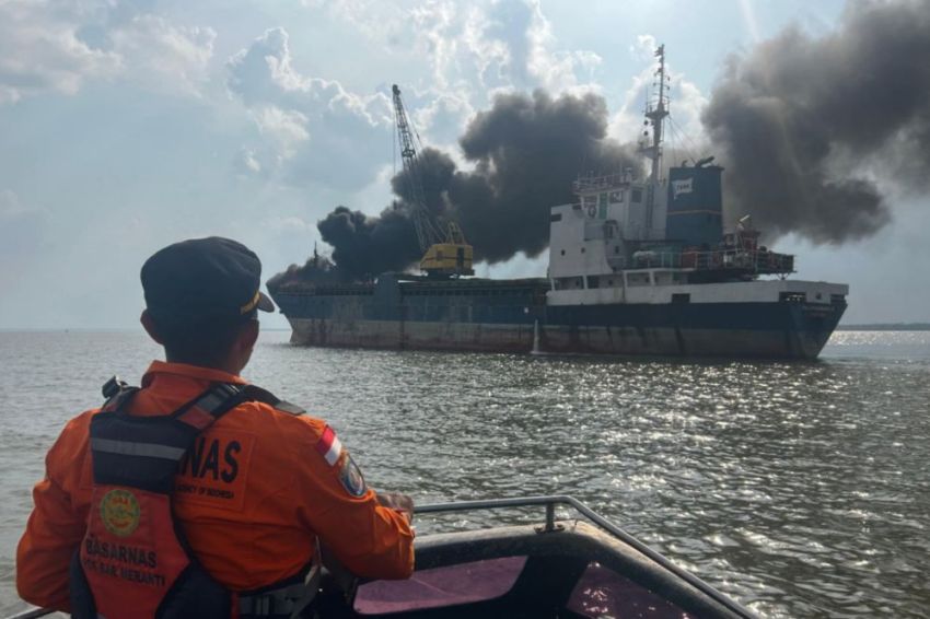 Kapal Tanker Muatan Sagu Terbakar di Perairan Kepulauan Meranti