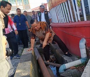 Pj Gubri Turun ke Dalam Drainase Cek Saluran Tersumbat