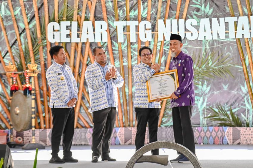 Walikota Dumai Terima Piagam Penghargaan dari Mendes PDTT RI