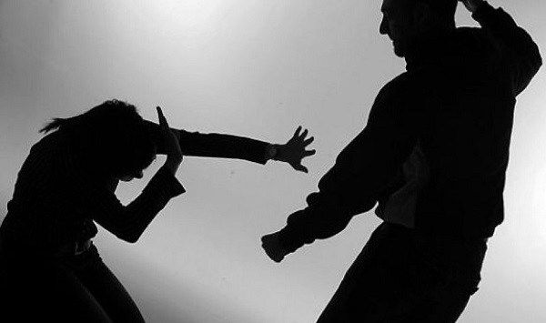 Gara-gara Hutang Rp800 Ribu Debt Collector Cangkul Warga