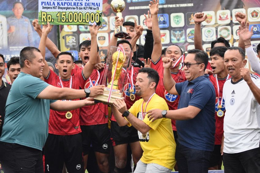 Tim AHS FC Pekanbaru Juara Open Turnamen Sepak Bola HUT PWI