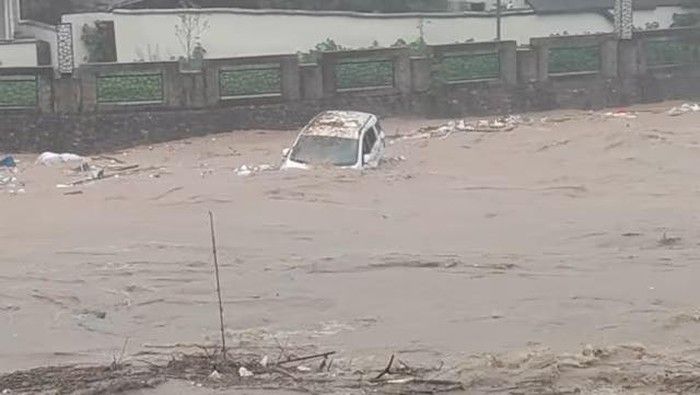 Jembatan di China Runtuh Diguyur Hujan 11 Orang Tewas