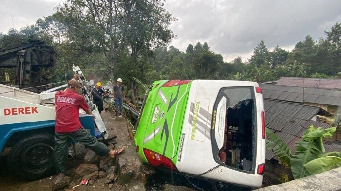 Menuju Vila Bogor Bus Bawa Rombongan Masuk Jurang Timpa Rumah